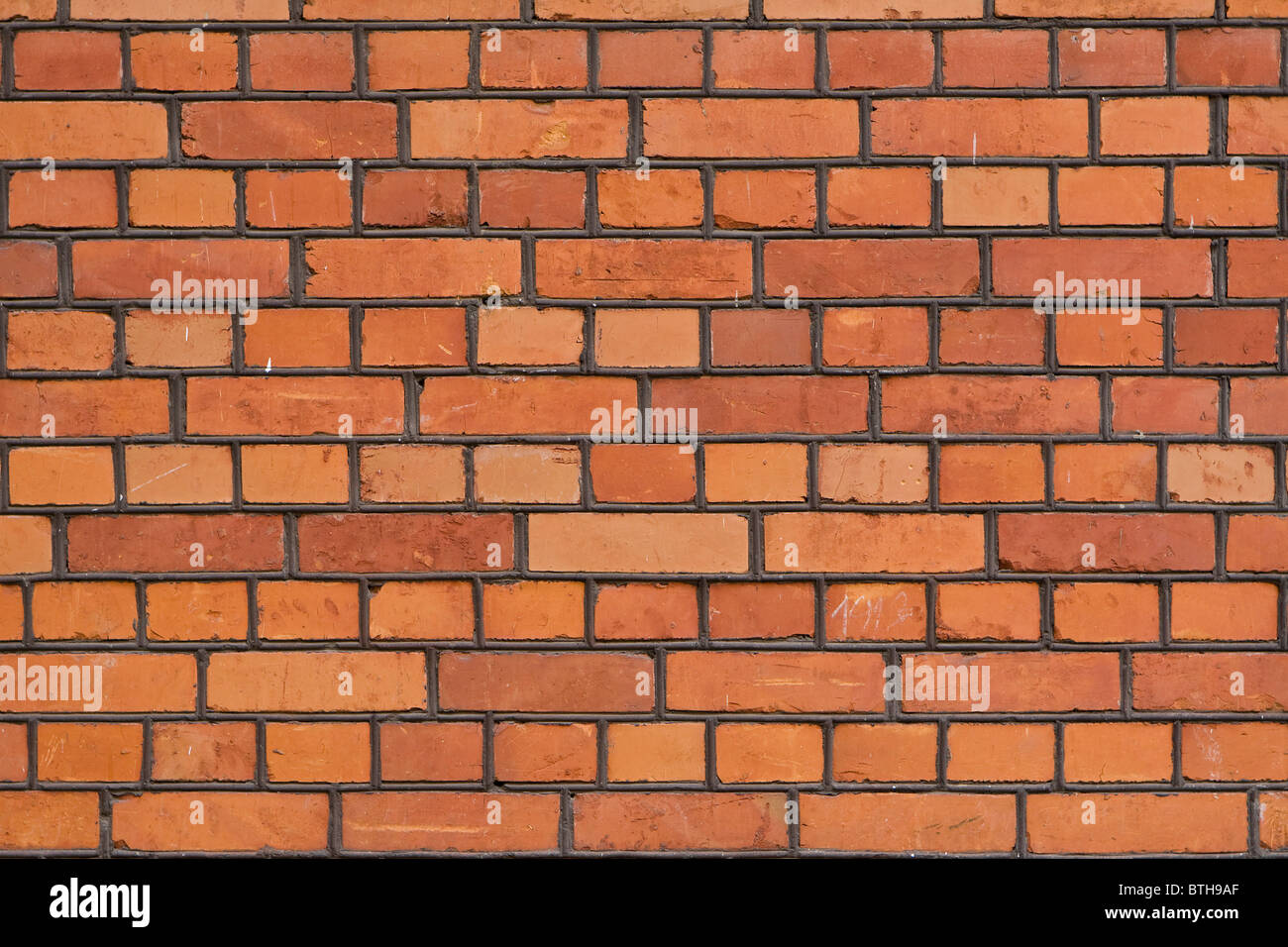 La facciata vista del vecchio muro di mattoni per la progettazione dello sfondo. Foto Stock