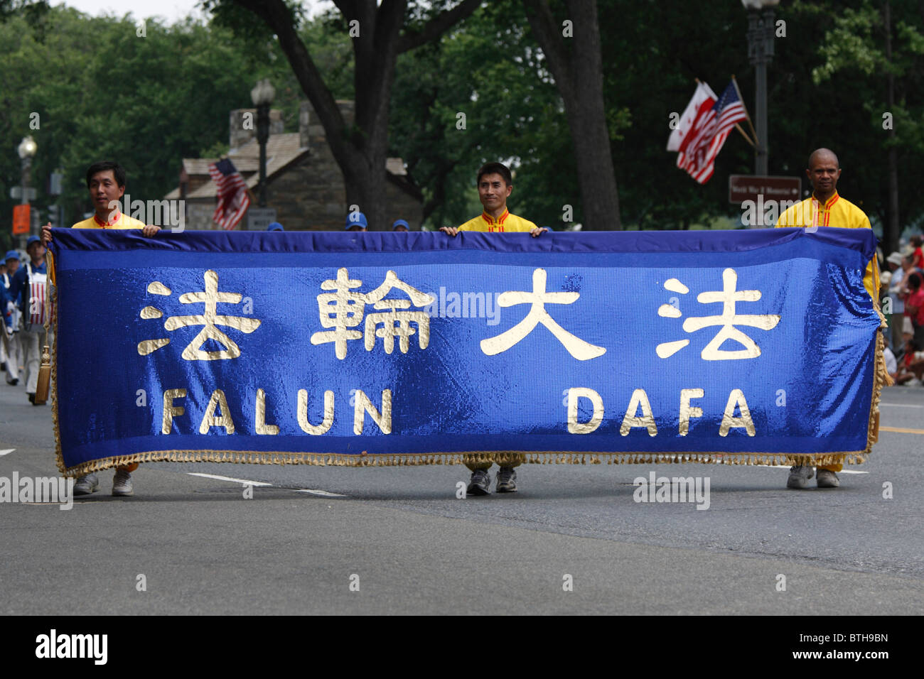 I membri del Falun Dafa (Falun Gong) marciano nella parata annuale del giorno dell'indipendenza il 4 luglio su Constitution Avenue a Washington, DC. Foto Stock