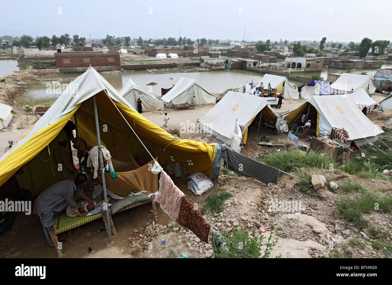 Una tendopoli per i rifugiati dopo un allagamento, Nowshera, Pakistan Foto Stock