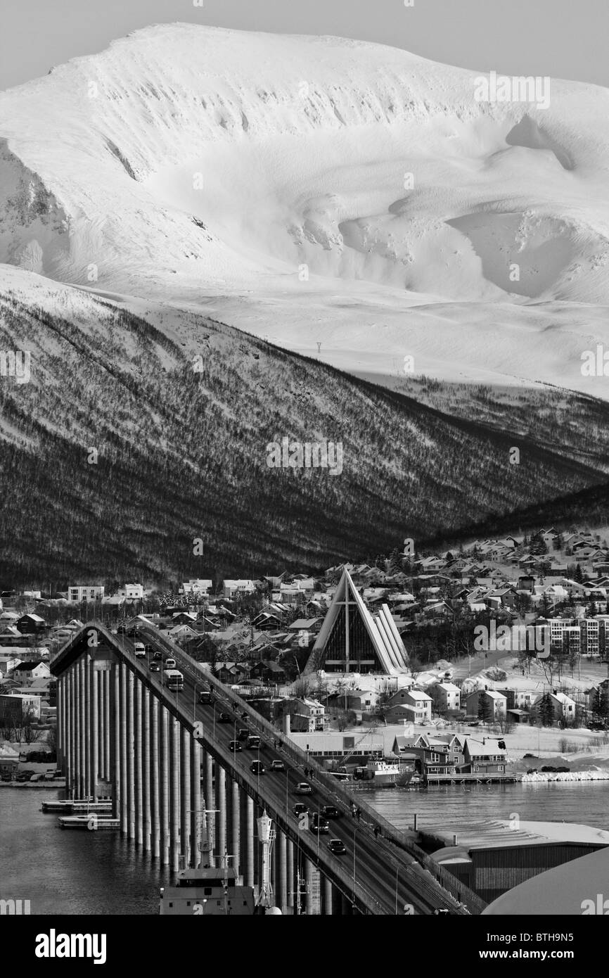 La città di Tromso e uno dei suoi due ponti impressionanti che collega l'isola di Tromso la terraferma e la Norvegia Foto Stock