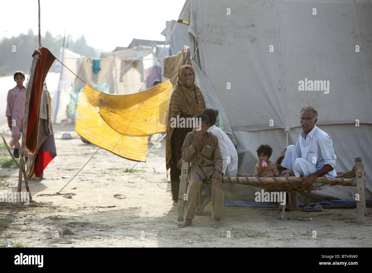Flood i rifugiati di trovare rifugio nelle tende, Nowshera, Pakistan Foto Stock