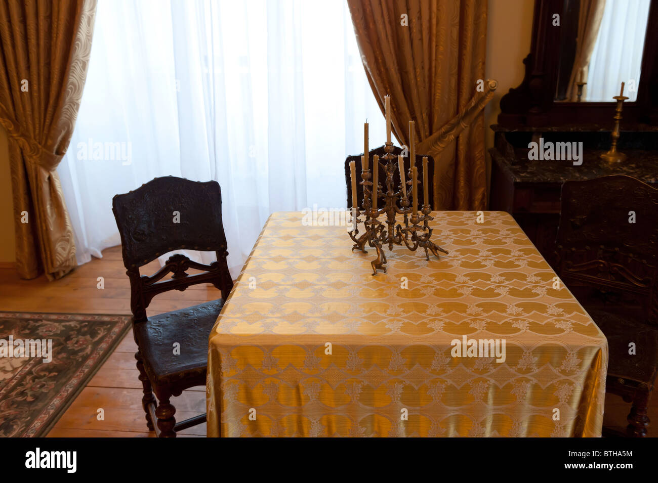 Antica sala con un tavolo e una sedia. 1600-1700 ANNI. Un pezzo da museo  castello Lvov, Ucraina Foto stock - Alamy