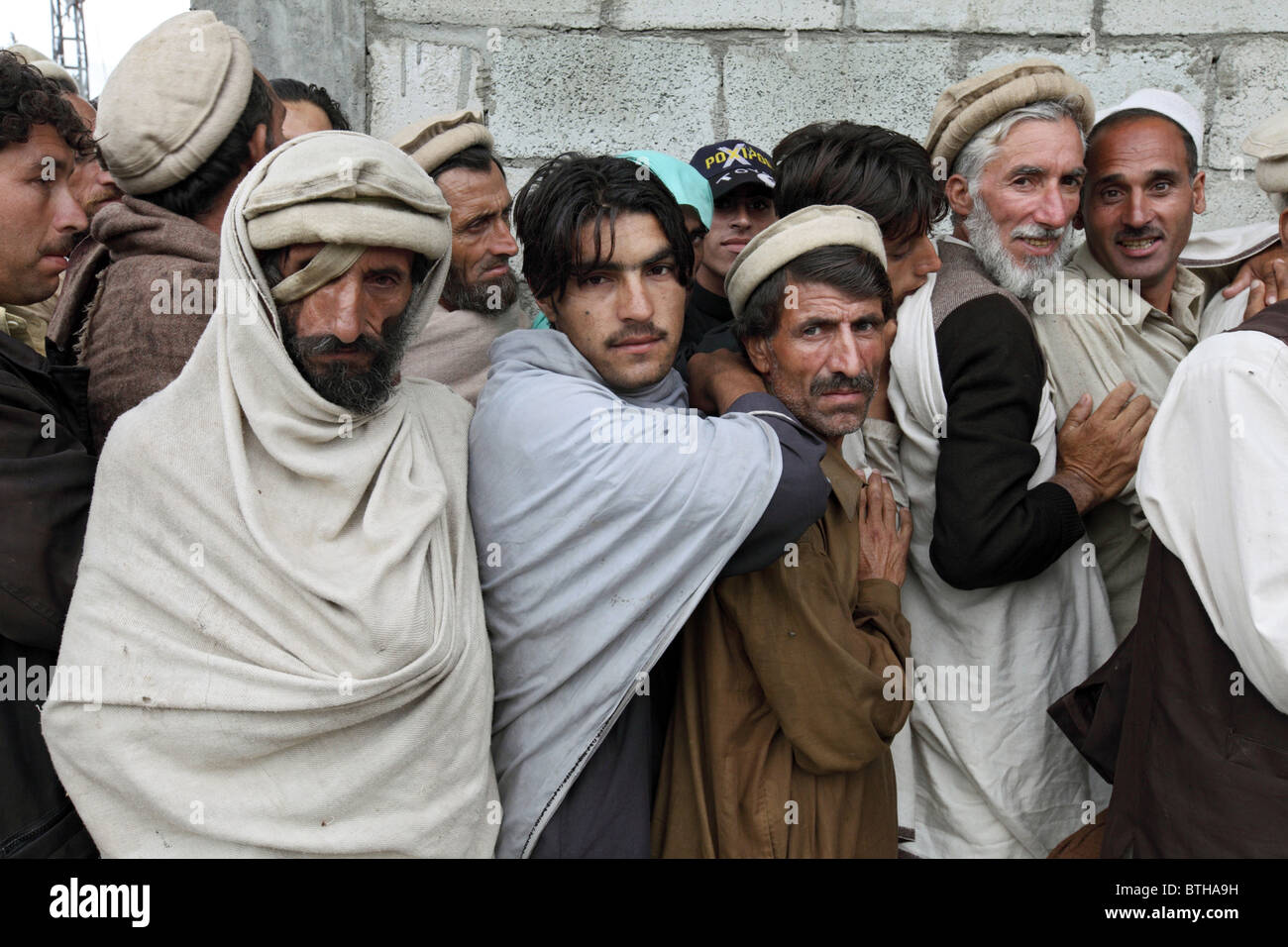 Vittime delle inondazioni durante la distribuzione del cibo, Madyan, Pakistan Foto Stock