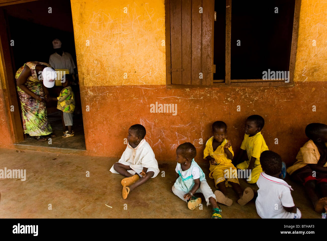 Un operatore sanitario segna il dito di un bambino con inchiostro durante un nazionale di immunizzazione antipolio esercitare all'Moglaa scuola primaria Foto Stock