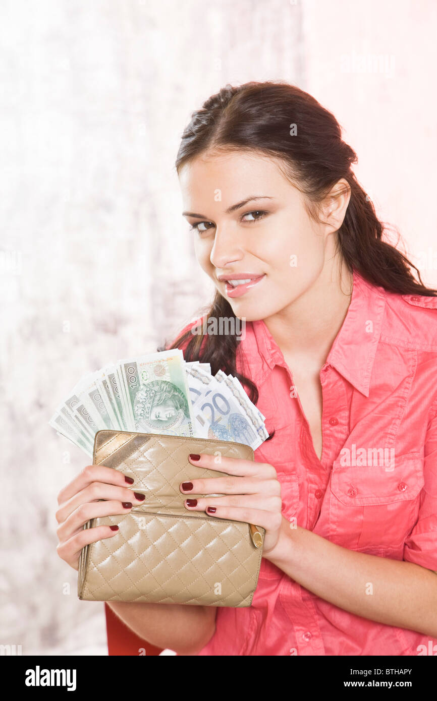 Donna con walet piena di denaro Foto Stock