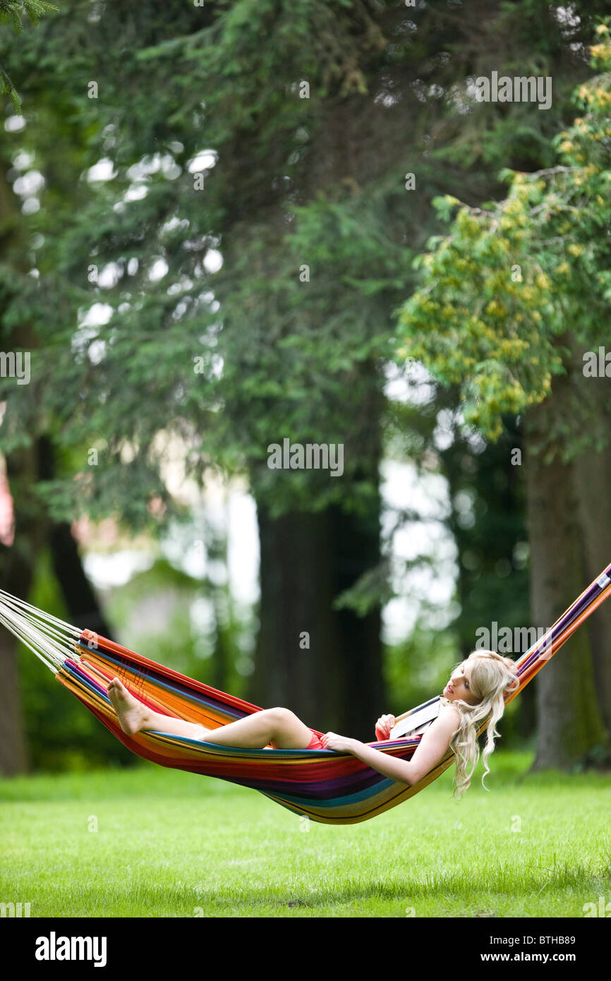 Giovane donna relax su amaca Foto stock - Alamy