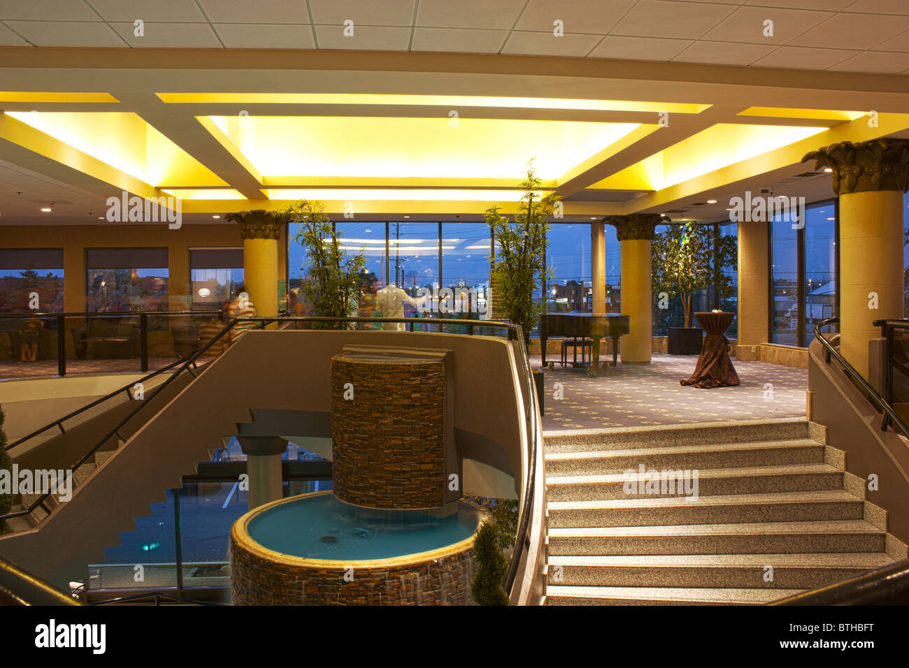 La moderna architettura di interni lucernario di notte Foto Stock