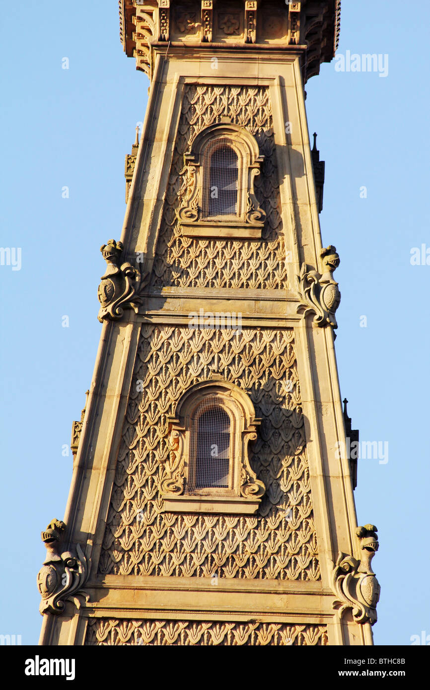 Halifax Town Hall Yorkshire Regno Unito raffigurante ornati in dettaglio sul clock tower progettata da Charles Barry Foto Stock