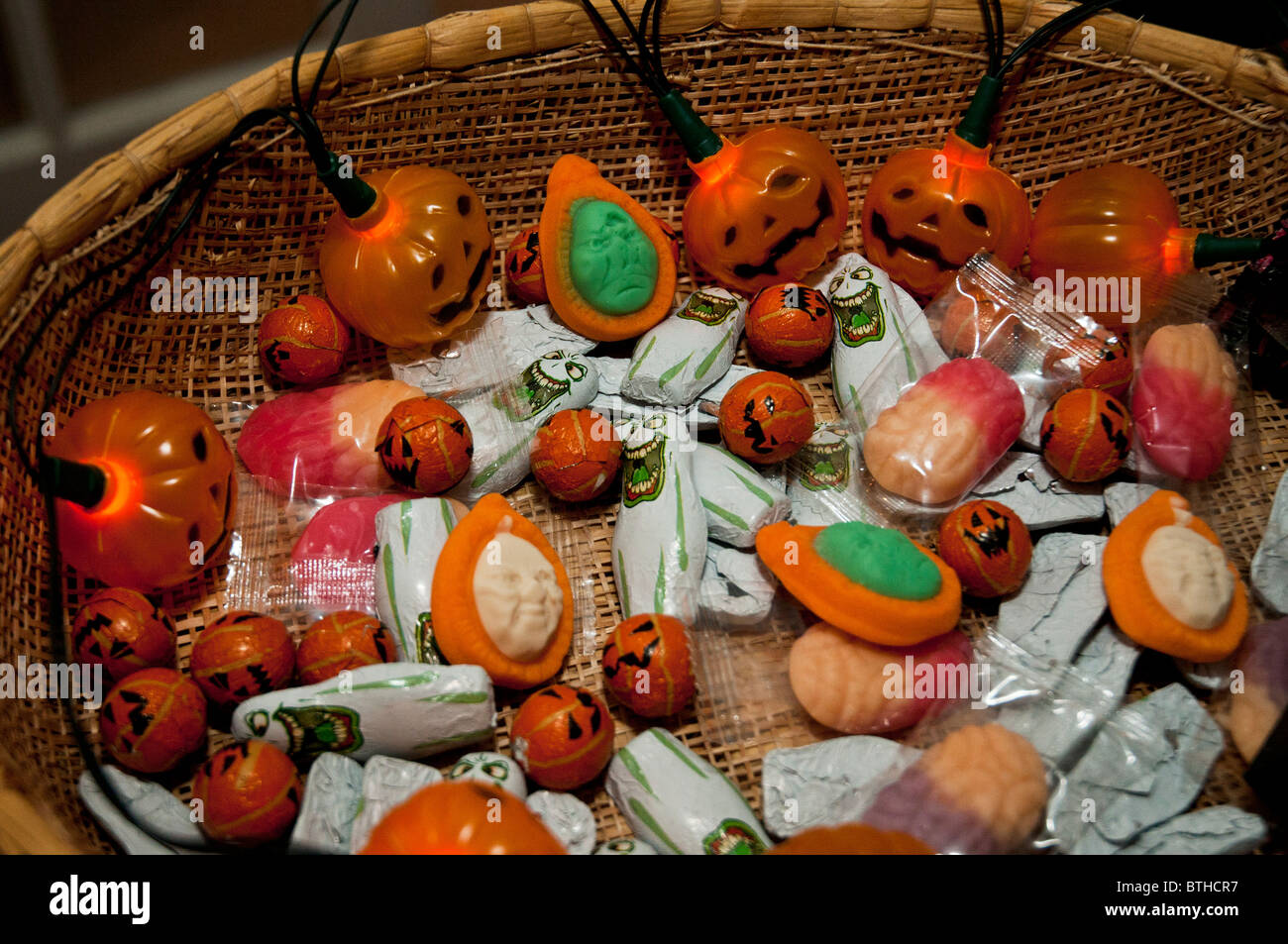 Un Halloween cesto pieno di caramelle, cioccolatini etc come offerte per i  bambini e i trick or treaters che vengono a bussare alla porta Foto stock -  Alamy