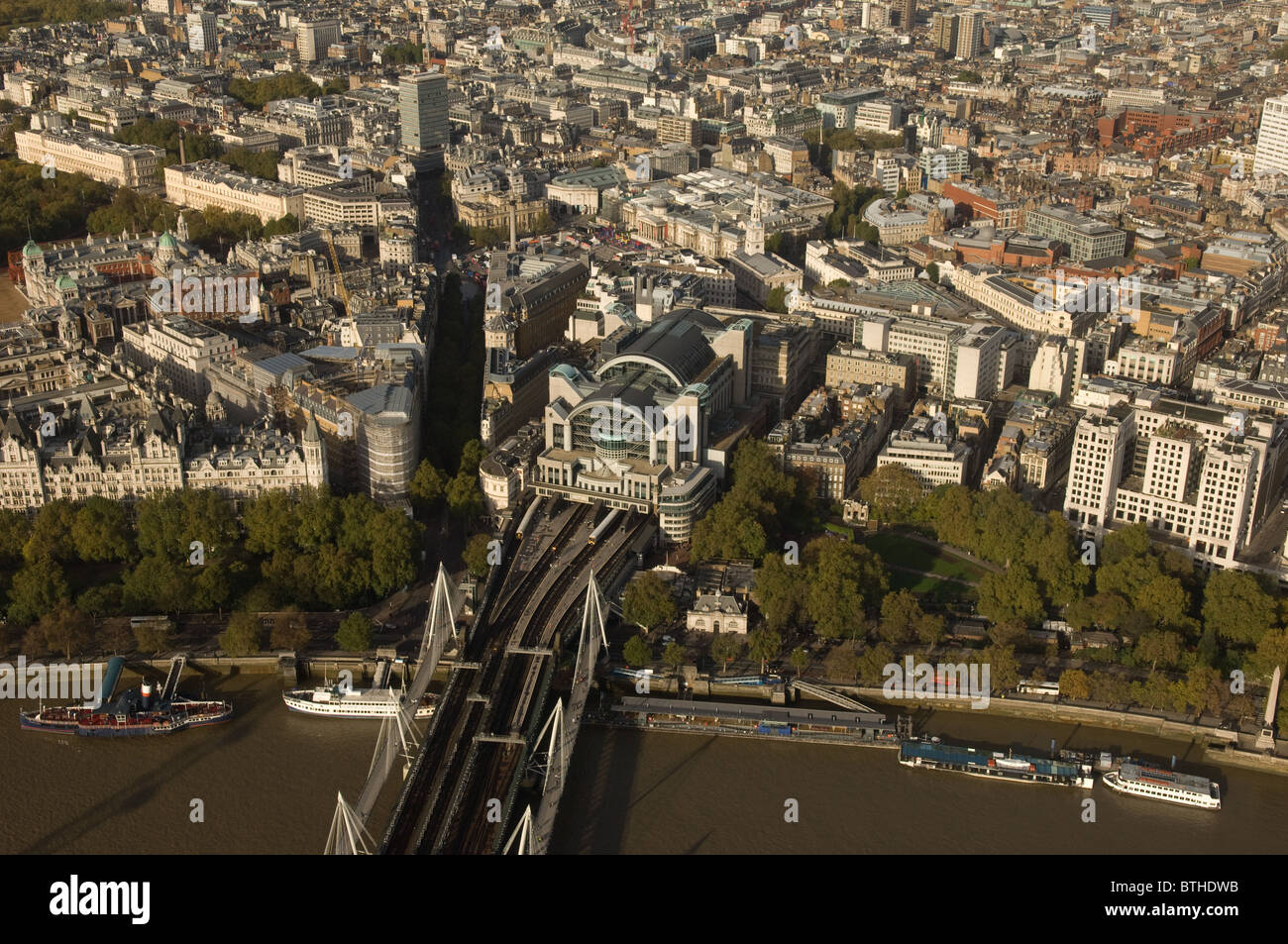 Terrapieno attraverso a Trafalgar Square a Londra Inghilterra dall'aria Foto Stock