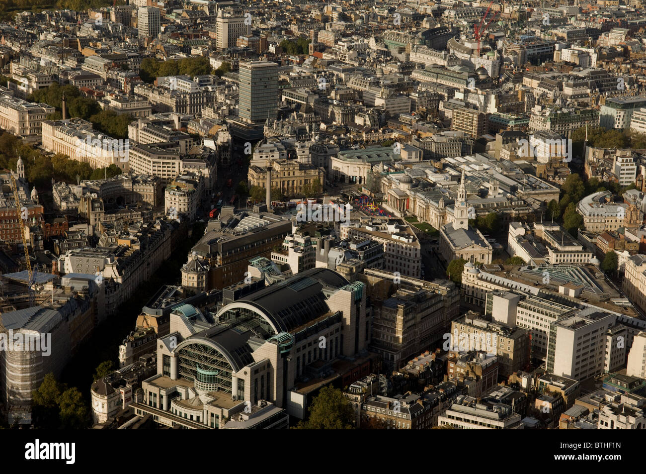 Terrapieno attraverso a Trafalgar Square a Londra Inghilterra dall'aria Foto Stock