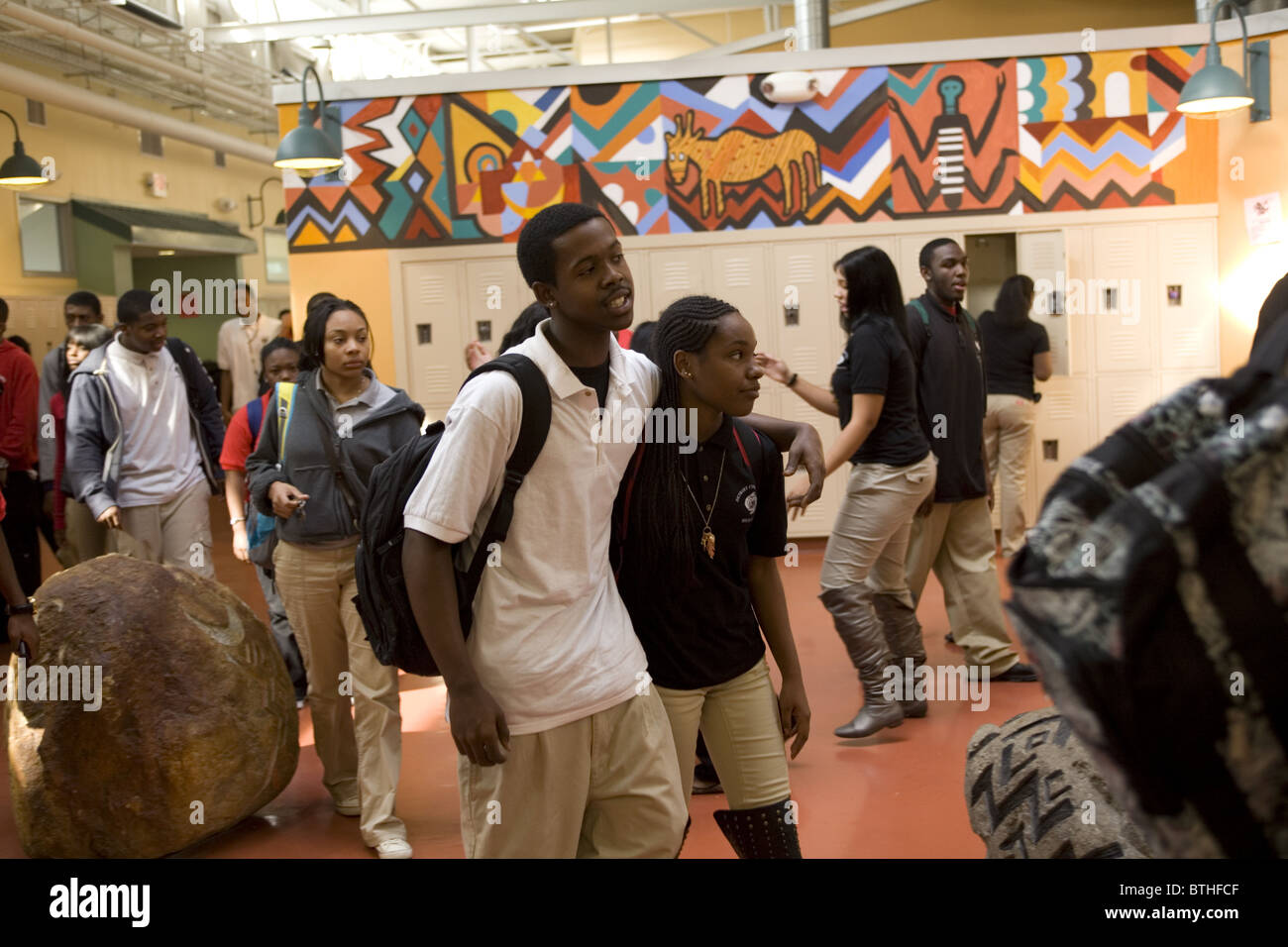 Comunità di Detroit gli studenti delle Scuole Superiori per socializzare dopo la scuola nel lucernario rotunda area dell'edificio. Foto Stock