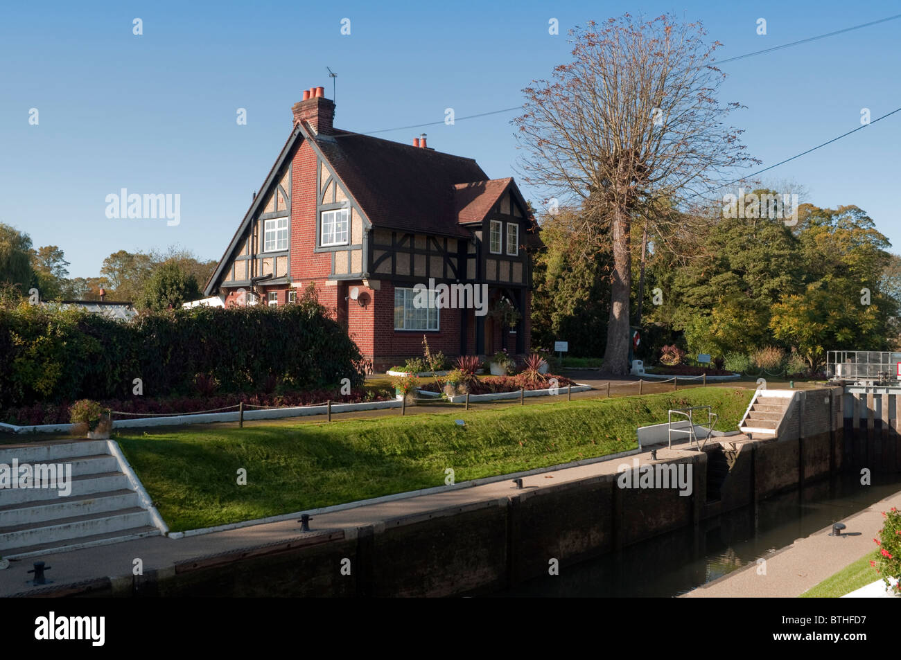 Una serratura tradizionale keeper's house e cottage a Bray Lock sul Fiume Tamigi vicino a Maidenhead Berkshire REGNO UNITO Foto Stock