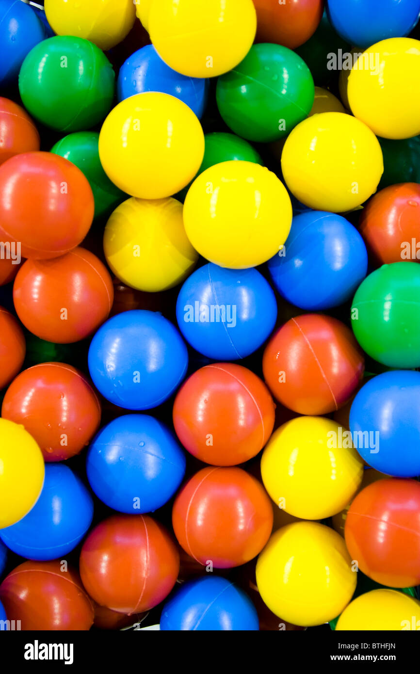 Coloratissime palle su acqua Foto Stock