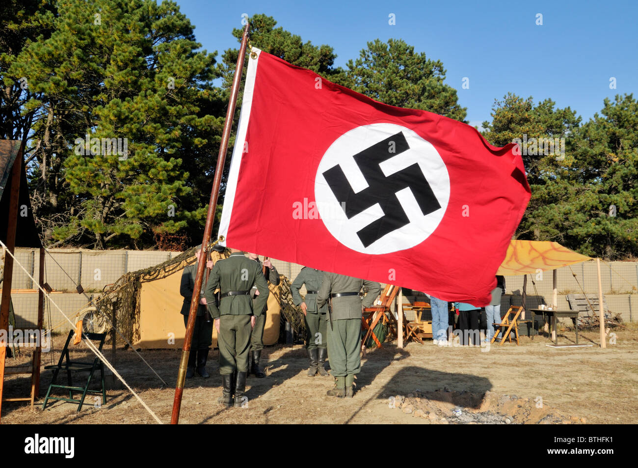 La Germania nazista bandiera al di fuori di ri-creato durante la Seconda Guerra Mondiale tedesco accampamento presso la casa aperta a Camp Edwards di Cape Cod, STATI UNITI D'AMERICA Foto Stock