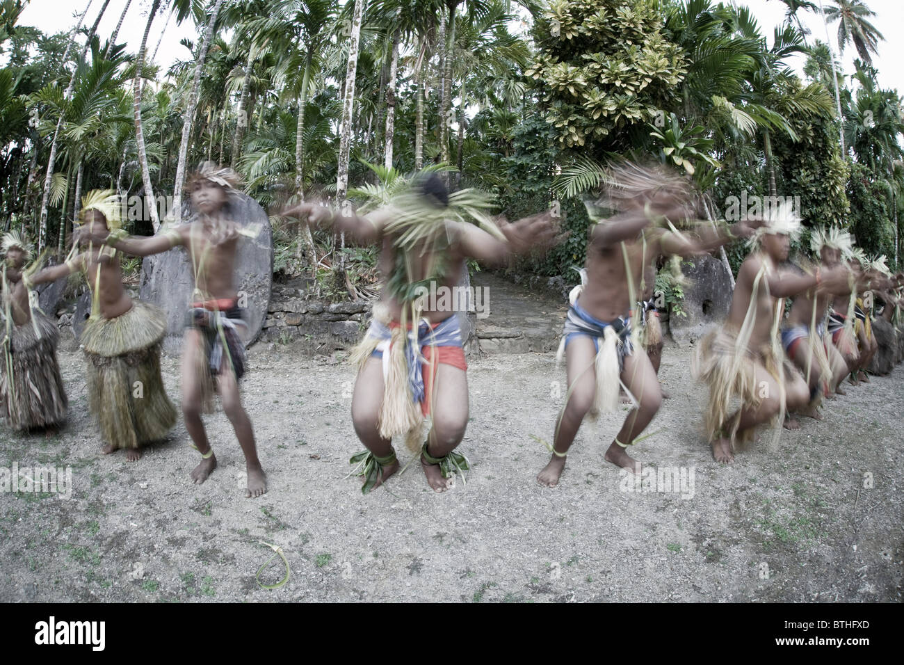 Gli abitanti di un villaggio Yapese eseguire una tradizionale danza Yapese. Yap, Stati Federati di Micronesia, Oceano Pacifico. Foto Stock