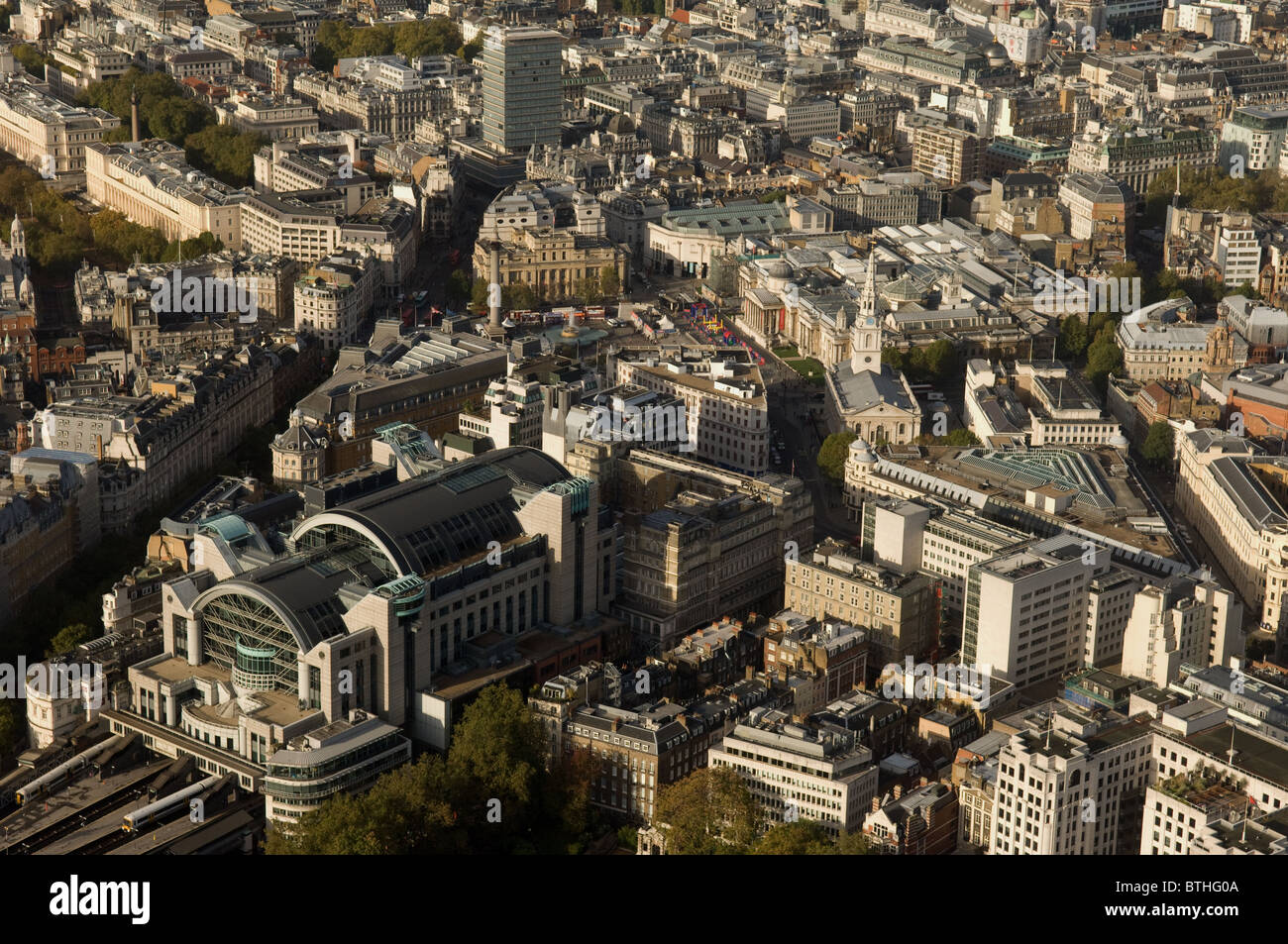 Terrapieno attraverso a Trafalgar Square a Londra Inghilterra dall'aria Foto Stock