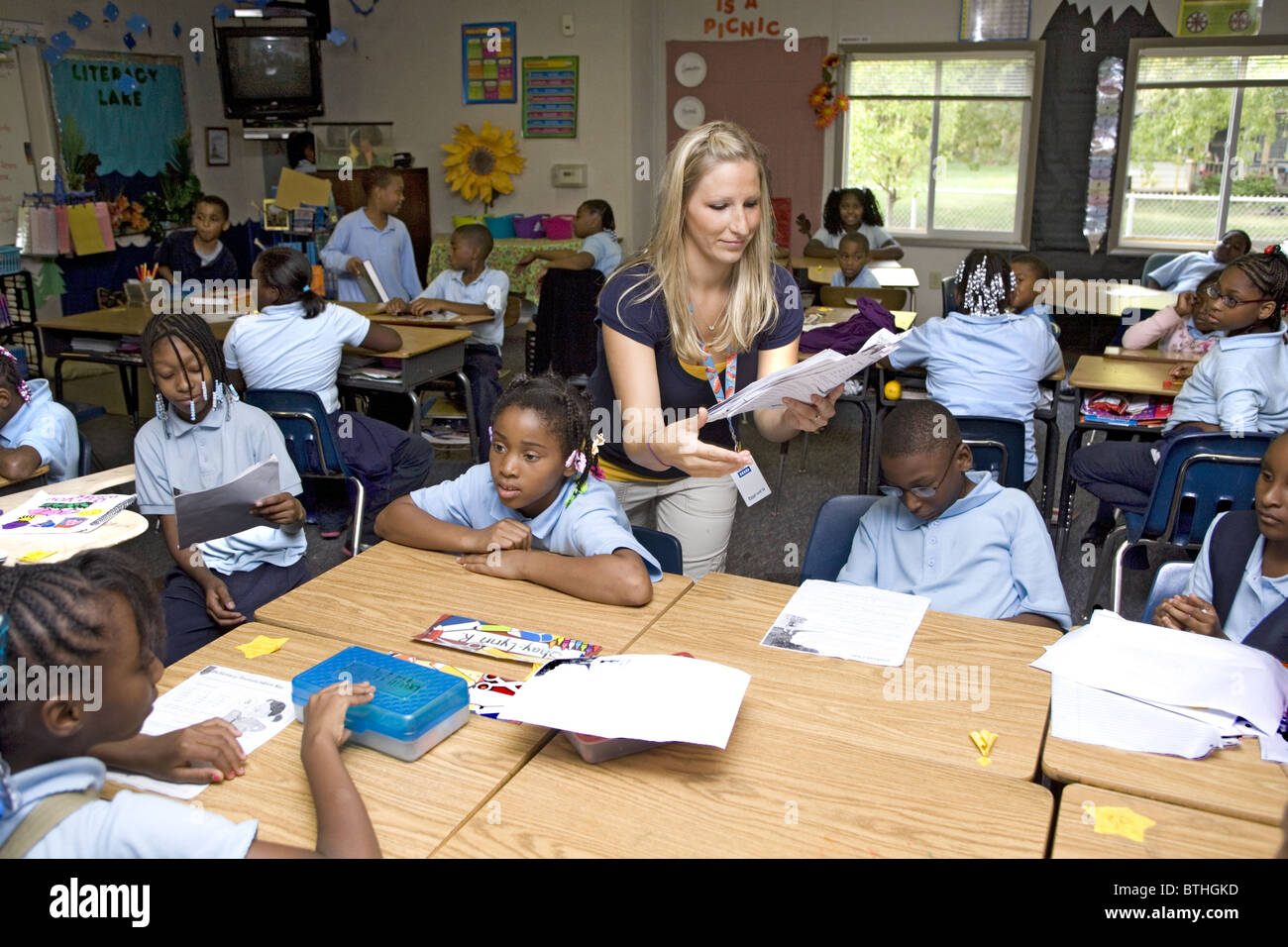 Scuola elementare di classe al Detroit Comunità scuola una scuola di carta nella parte interna della città di Detroit, MI. Foto Stock