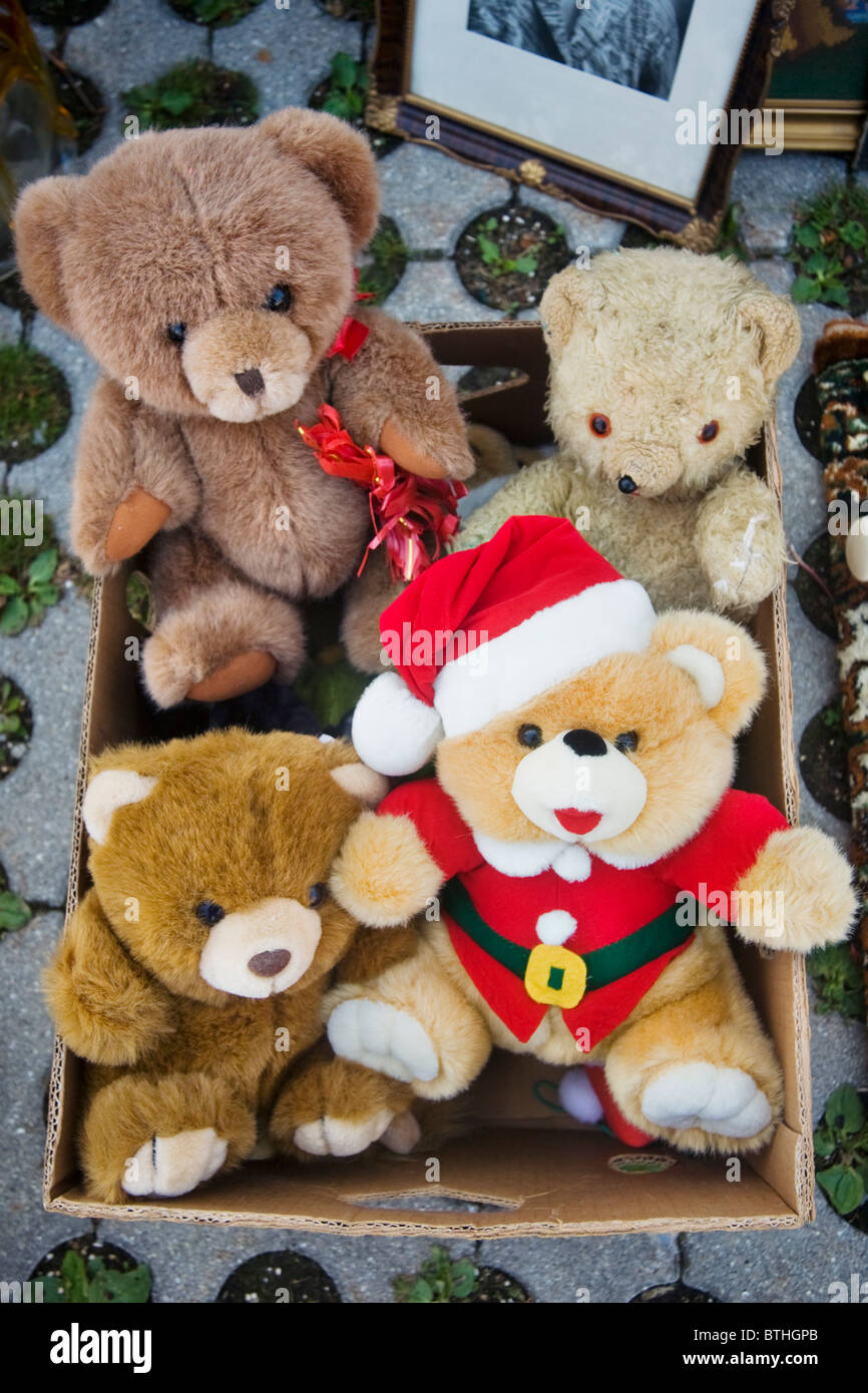 Teddybärs su un piedistallo di mercato Foto Stock
