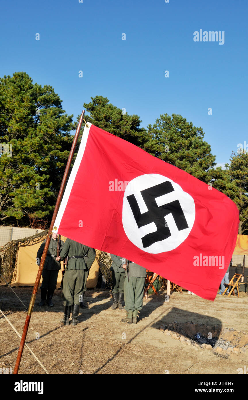 La Germania nazista bandiera al di fuori di ri-creato durante la Seconda Guerra Mondiale tedesco accampamento presso la casa aperta a Camp Edwards di Cape Cod, STATI UNITI D'AMERICA Foto Stock