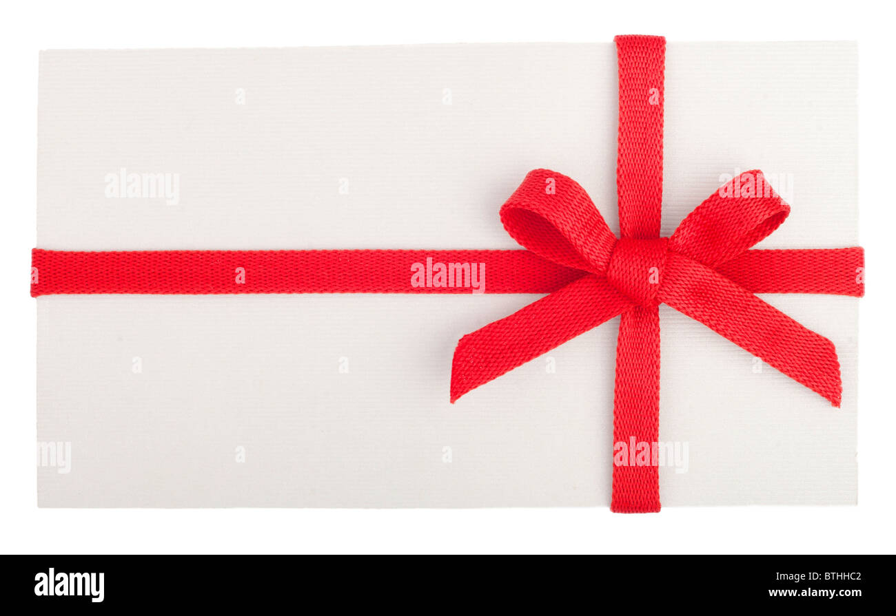 Blank gift o lettera con un fiocco rosso isolato su bianco Foto Stock