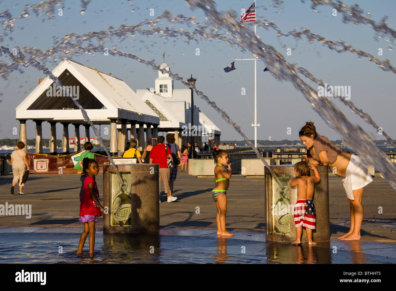 Bambini che giocano nella fontana nel Waterfront Park, Charleston, Sc, STATI UNITI D'AMERICA Foto Stock