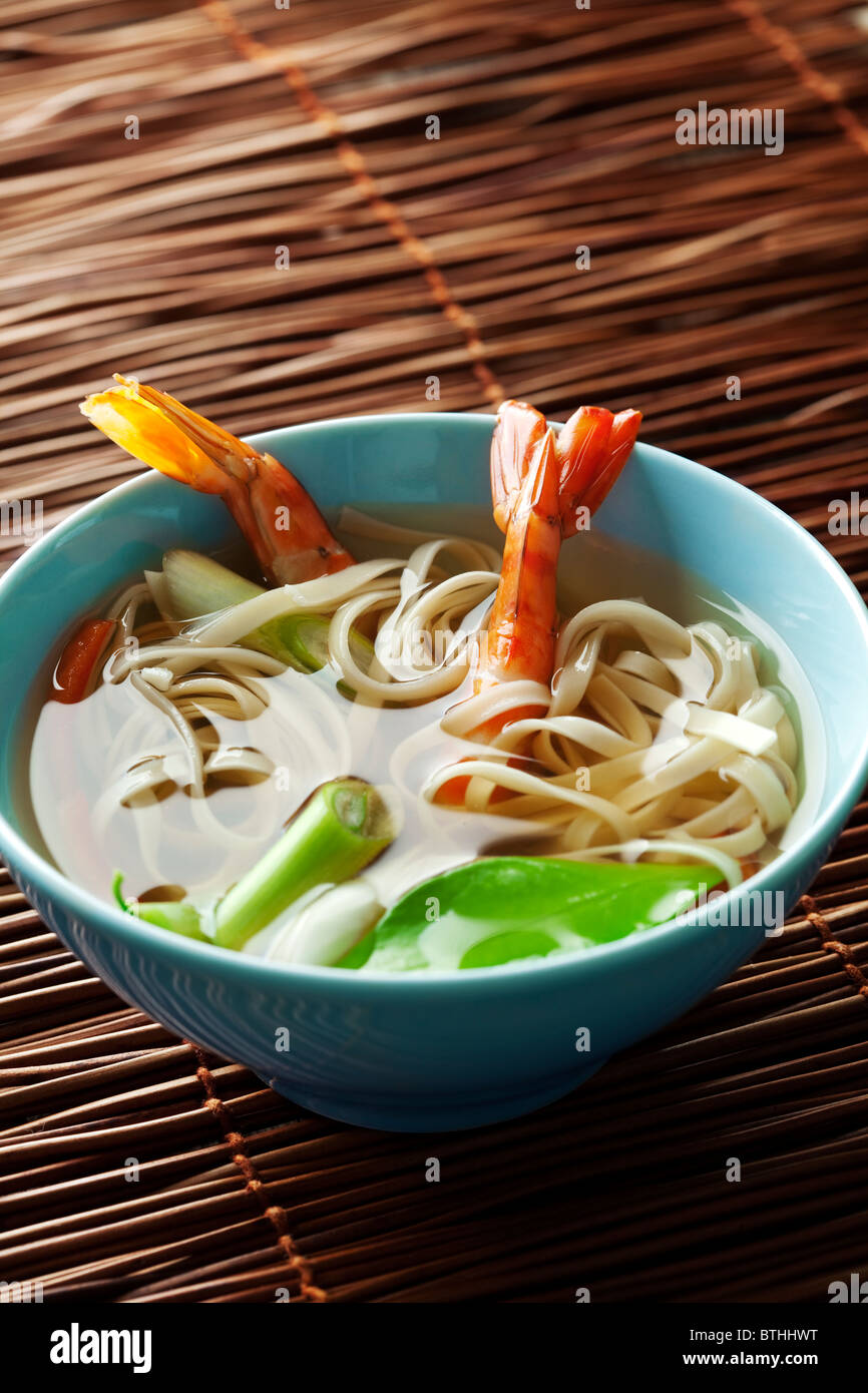 Noodle e zuppa di gamberi Foto Stock