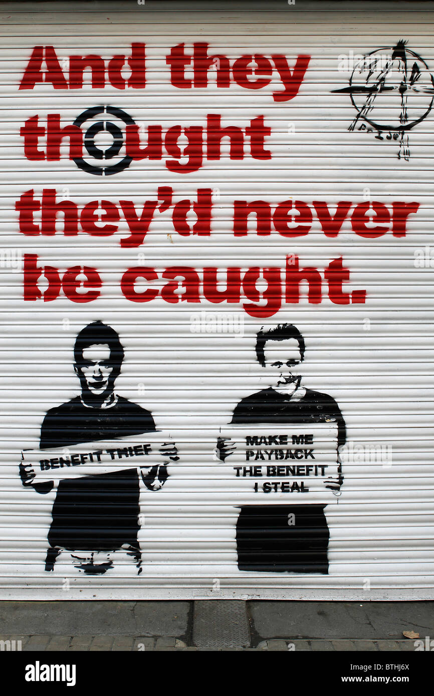 Stencil graffiti di le frodi beneficio campagna pubblicitaria e pensavano che non avevo mai essere catturati. David Cameron George Osborne Foto Stock