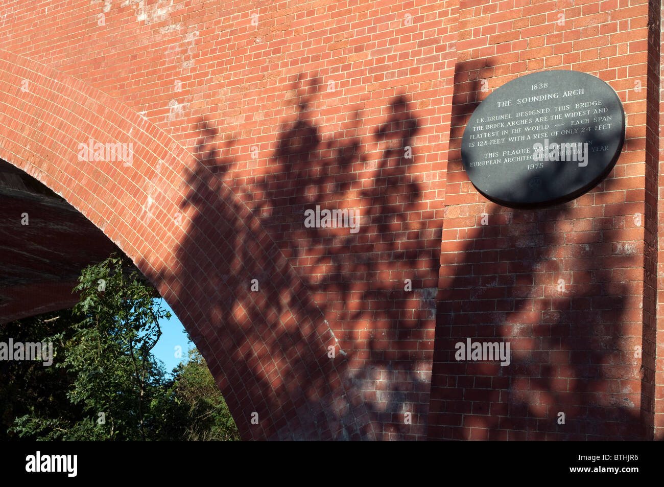 Parete di ardesia commemorazione e dedizione la placca Brunel ponte ferroviario sul fiume Tamigi a Maidenhead Berkshire REGNO UNITO. Foto Stock