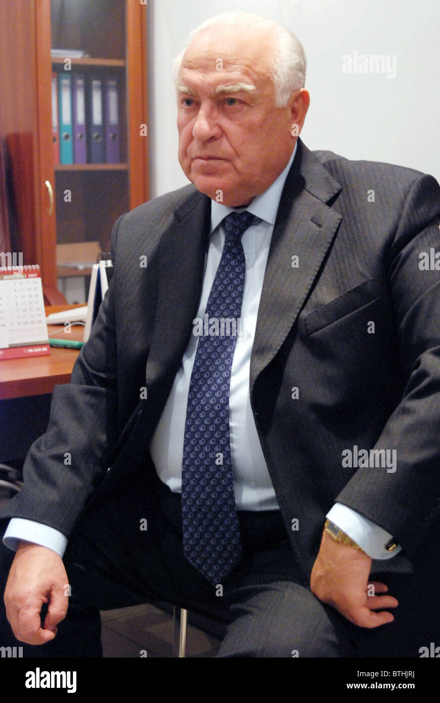 Ex primo ministro russo Viktor Chernomyrdin essendo la Russia di ambasciatore dell'Ucraina circa 2008 Foto Stock