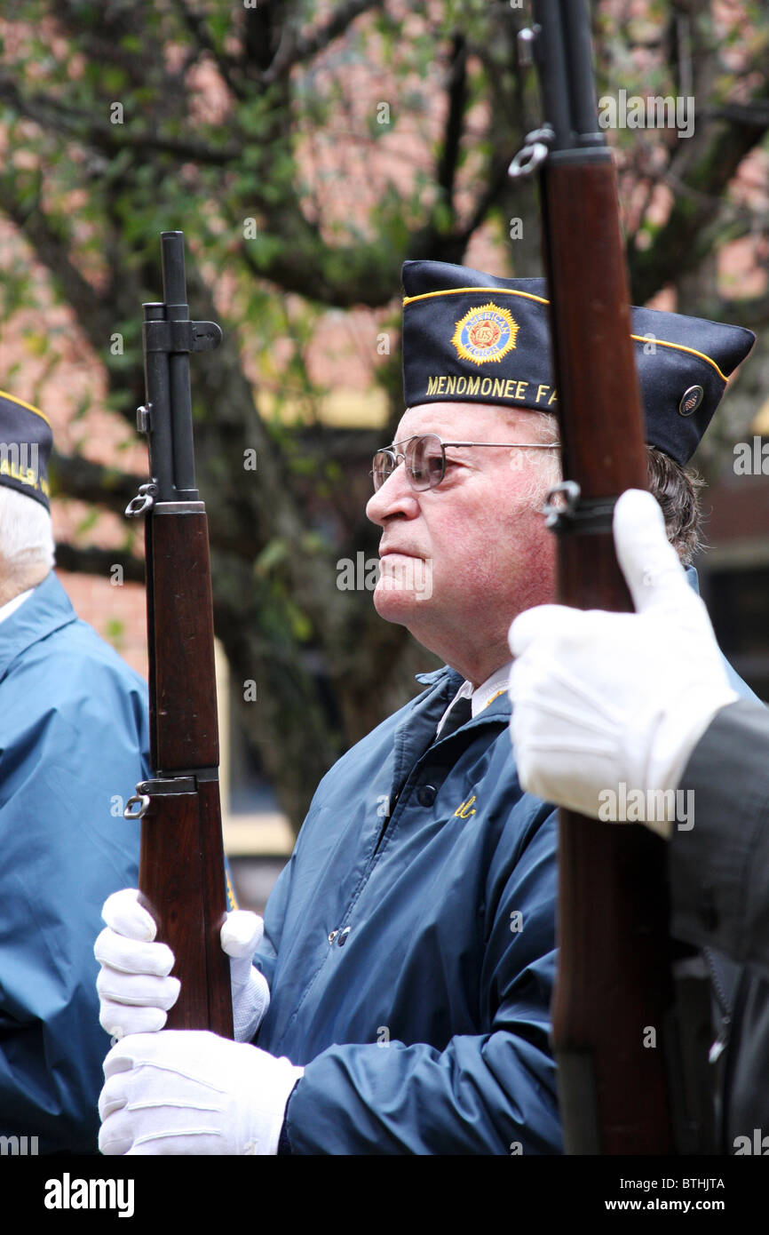 Menomonee Falls Wisconsin veterani American Legion con pistole militari Foto Stock