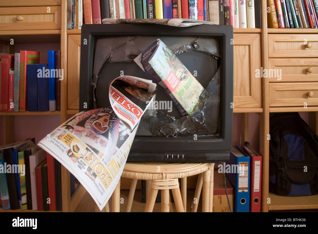 Rotto la televisione in salotto Foto Stock