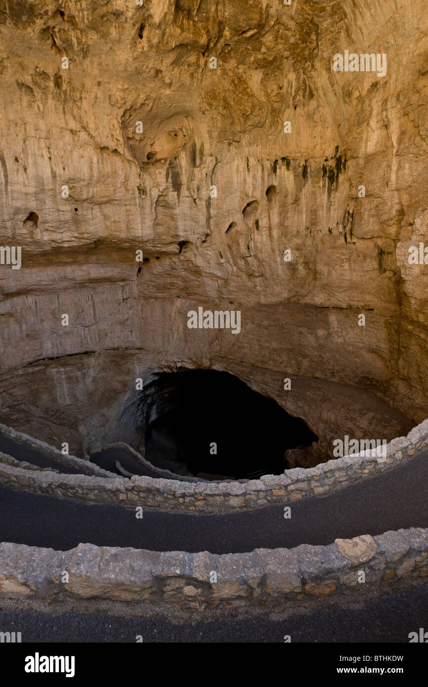 Sentiero Swithback nell'ingresso naturale di Carlsbad Cavern parco nazionale nel Nuovo Messico, Stati Uniti d'America. Foto Stock