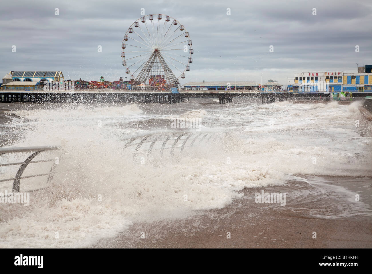 Mare mosso, Blackpool, Lancashire. Foto Stock