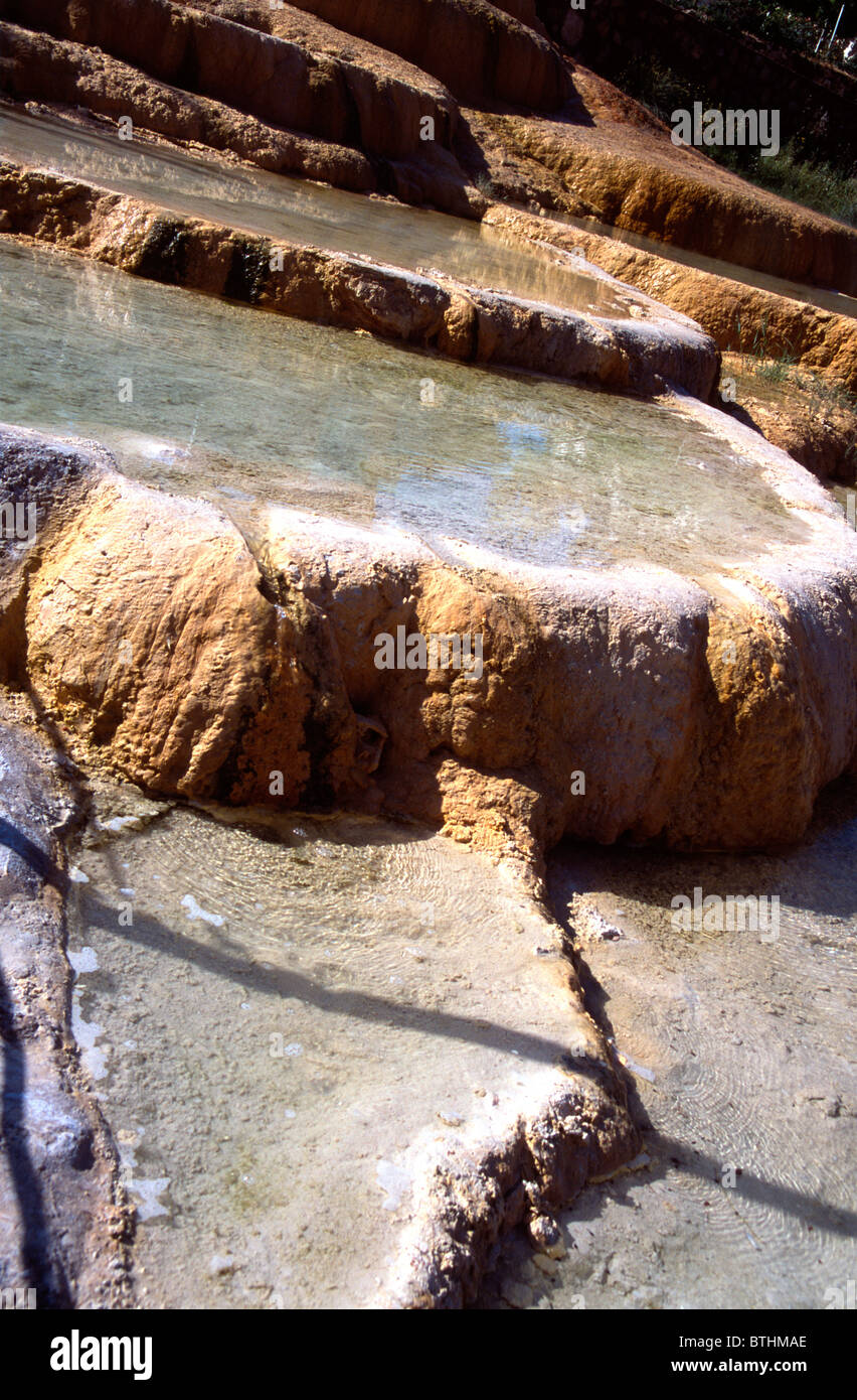 Travertini sulla parte superiore del villaggio di Karahayit, Denizli provincia, Turchia Foto Stock