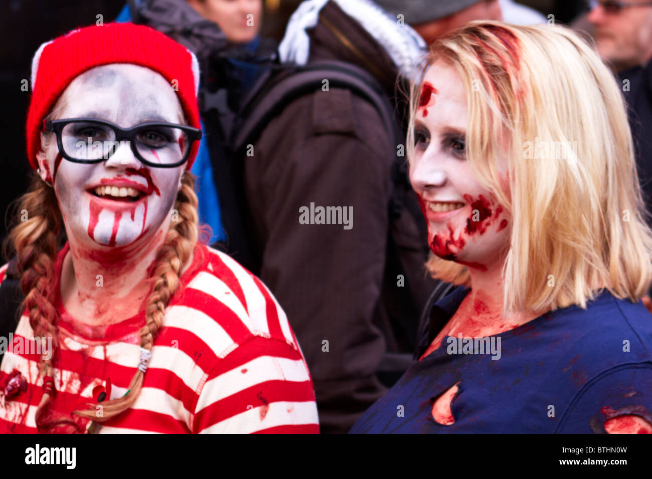 I giovani adulti vestiti come zombie per le strade di Londra Foto Stock