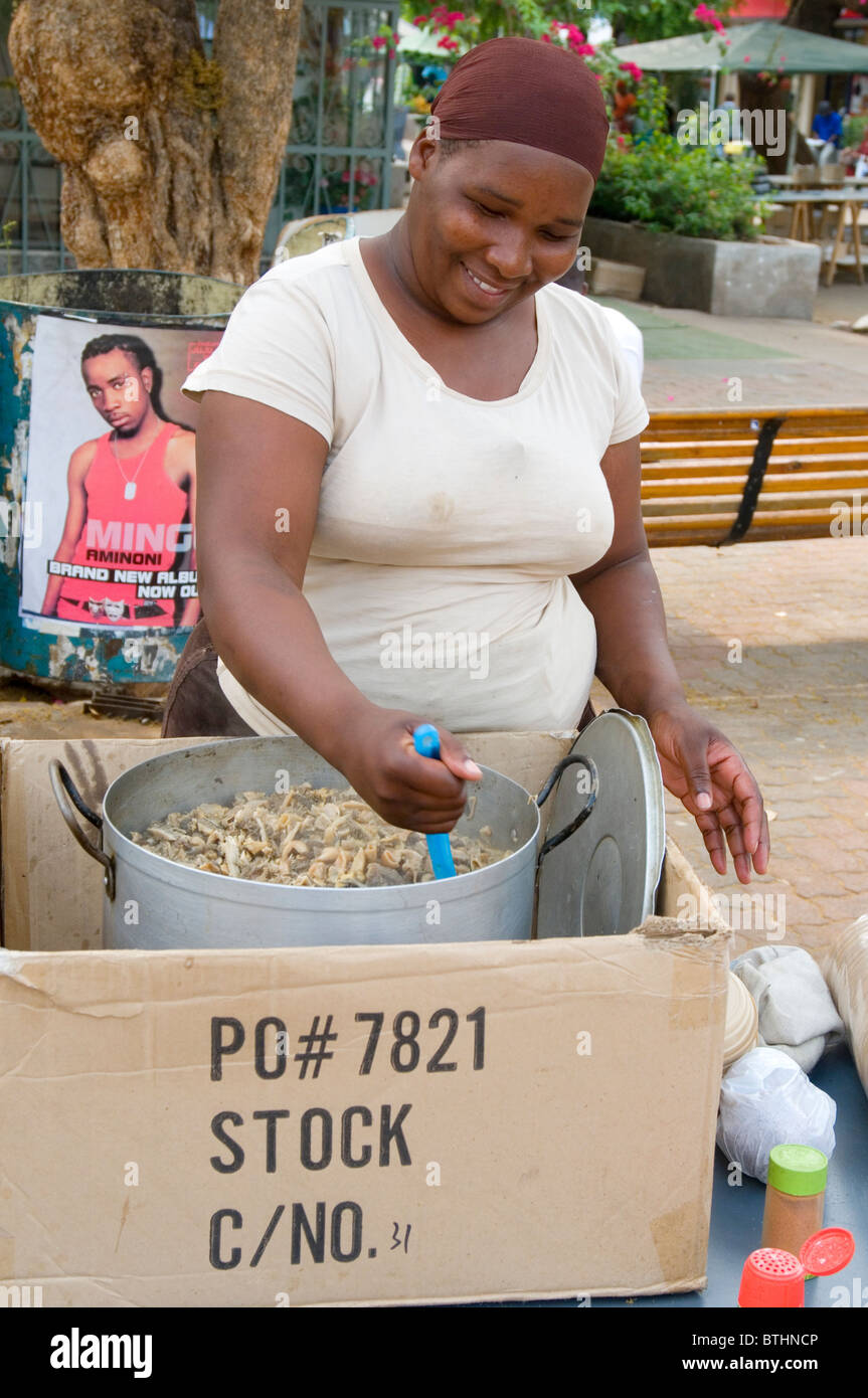 Donna che vende stufato di carne al centro commerciale principale, Gaborone, Botswana Foto Stock