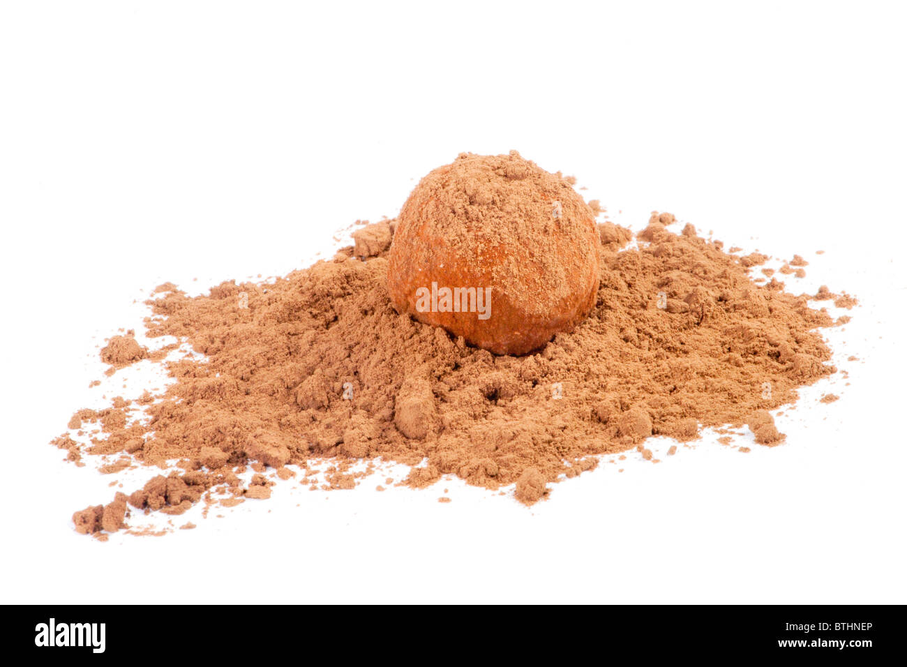 Tartufo al cioccolato candy del cacao in polvere isolata su bianco Foto Stock