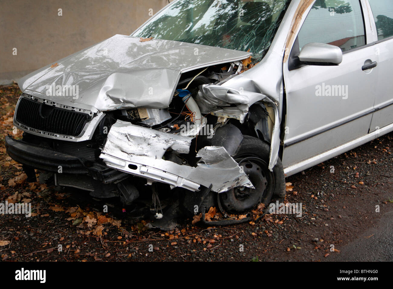 Grigio auto danni all'aperto Foto Stock