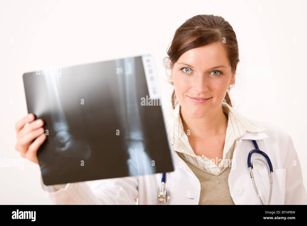 Medico donna azienda x-ray risultato di controllo Foto Stock