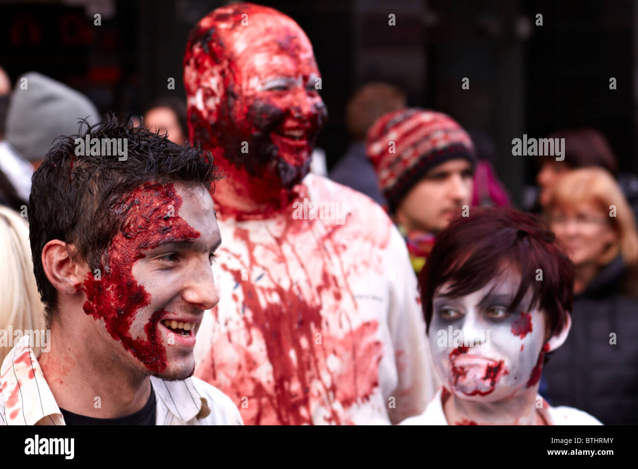 I giovani adulti vestiti come zombie per le strade di Londra Foto Stock