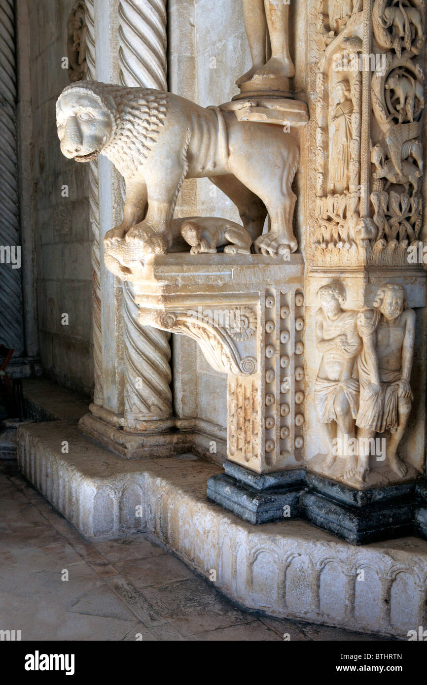 Portale della Cattedrale di San Lorenzo (Katedrala Sv. Lovre), Trogir, Split-Dalmatia county, Croazia Foto Stock