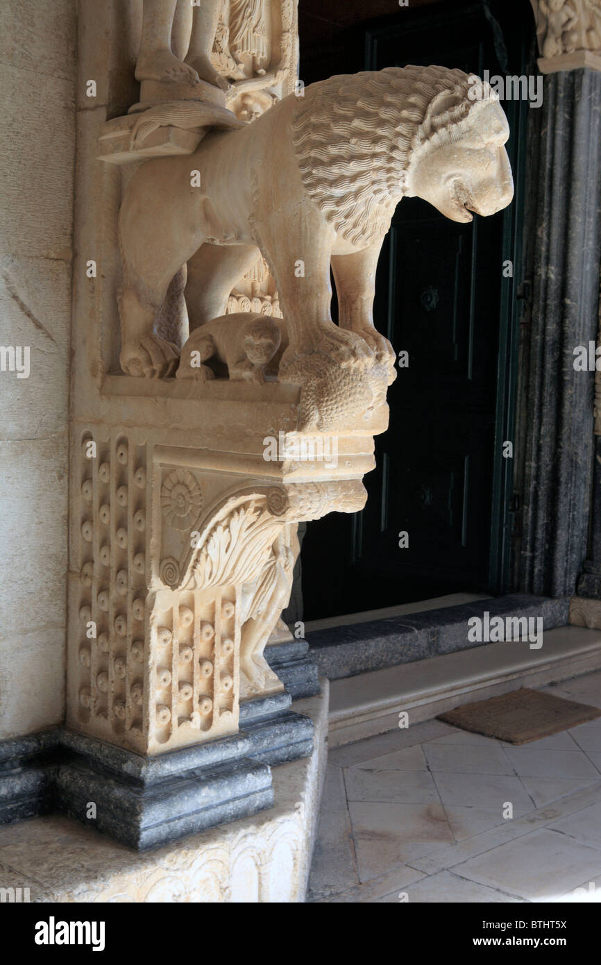 Portale della Cattedrale di San Lorenzo (Katedrala Sv. Lovre), Trogir, Split-Dalmatia county, Croazia Foto Stock