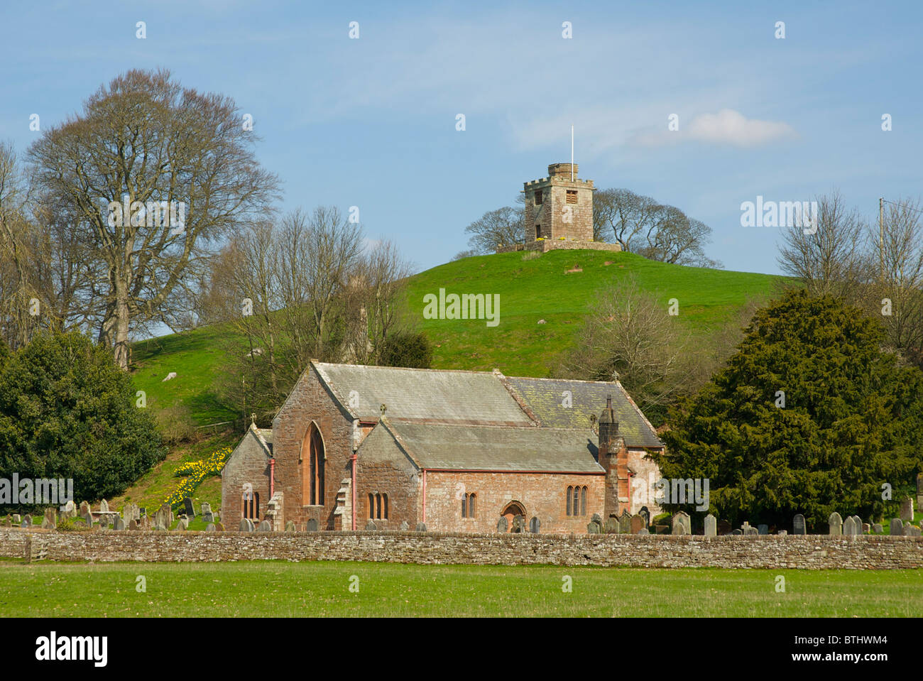 St Oswald la chiesa - e campanile staccato - sulla collina - Kirkoswald, Eden Valley, Cumbria, England Regno Unito Foto Stock