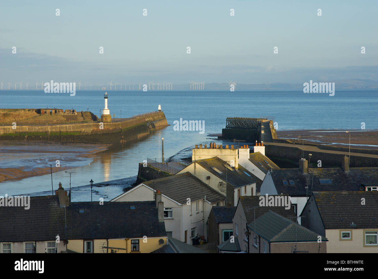 Faro e porto di Maryport, West Cumbria, England Regno Unito Foto Stock