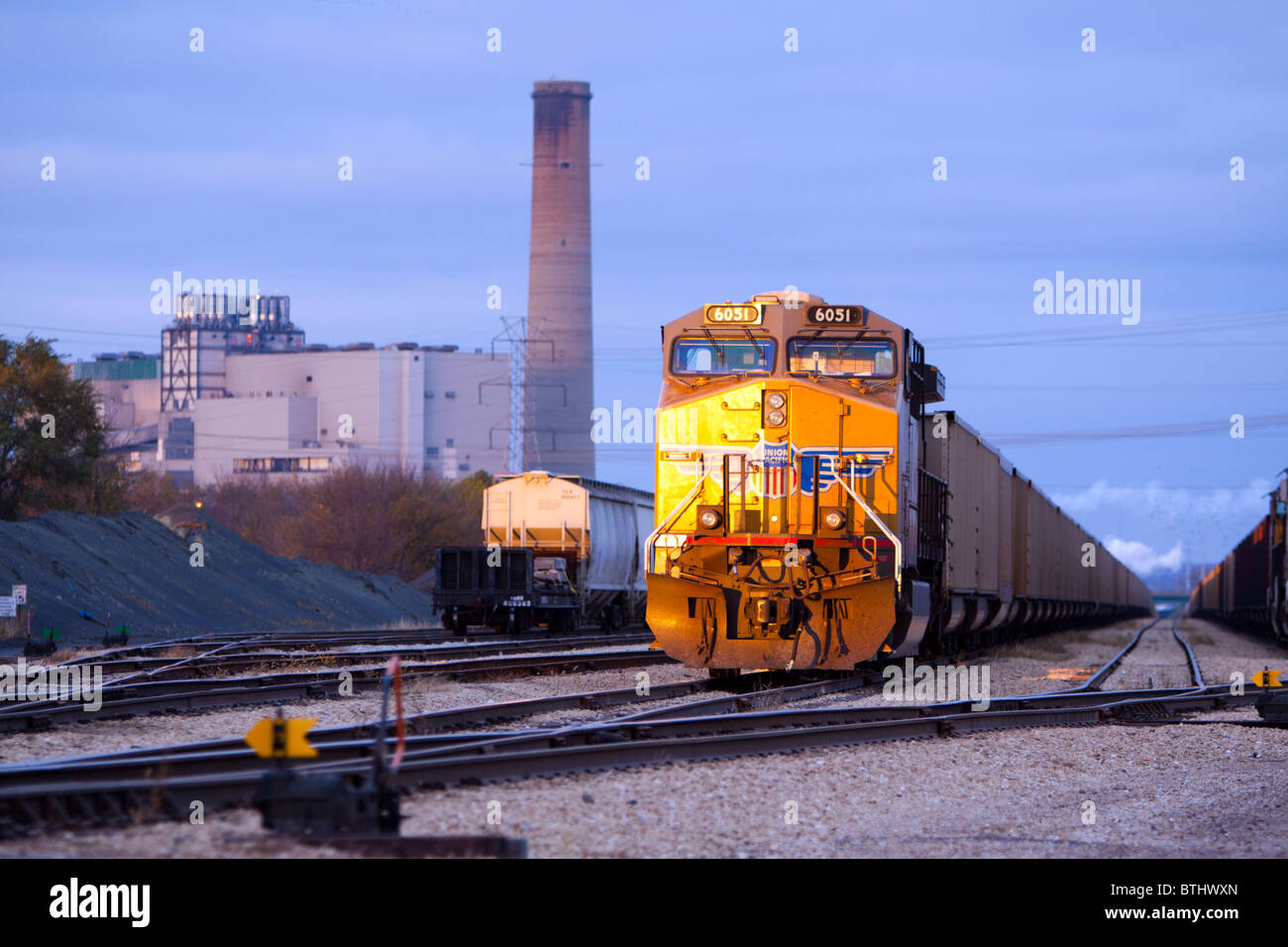 Un Union Pacific carbone treno attende nel tardo pomeriggio di sole prima che si scarichi il suo carico all'impianto di alimentazione in Powerton, IL. Foto Stock