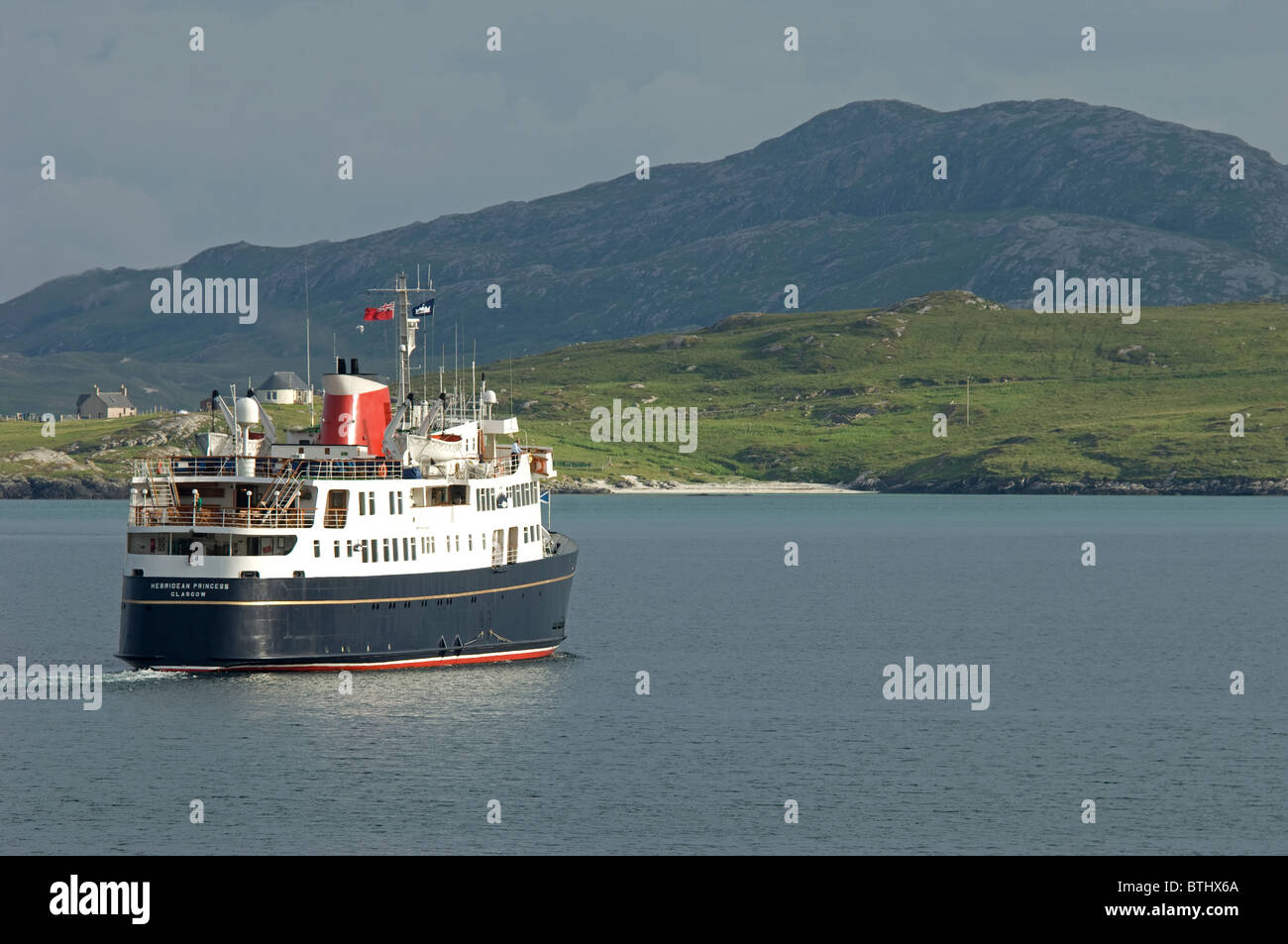 La piccola lussuosa nave da crociera in arrivo in Castlebay Isle of Barra, Ebridi Esterne, Scozia. SCO 6681 Foto Stock