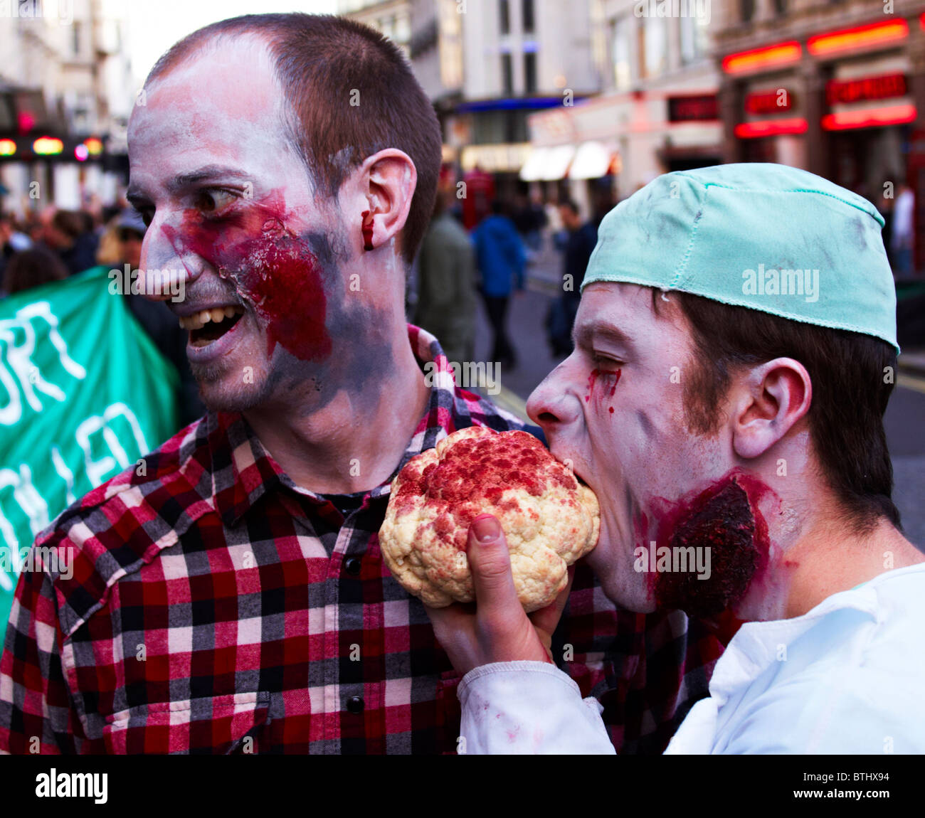 I giovani adulti vestiti come zombie per le strade di Londra Foto Stock