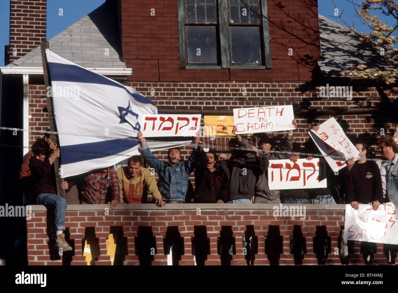 Lutto al funerale del rabbino Meir Kahane presso i giovani di Israele di Ocean Parkway di Brooklyn a New York Foto Stock