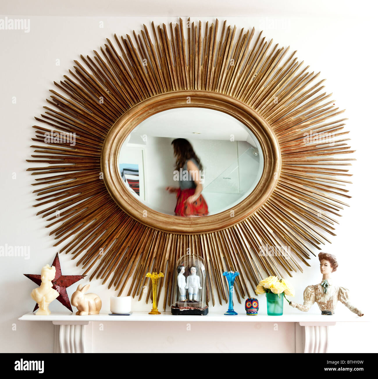La riflessione di una donna in un raffinato specchio Foto Stock